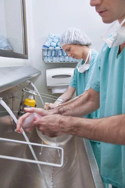 Chirurgiens se lavent les mains — Photo