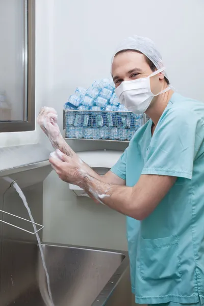 Mężczyzna lekarz mycia rąk — Zdjęcie stockowe