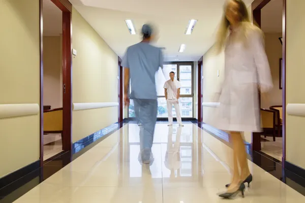 Personalen går i korridoren — Stockfoto