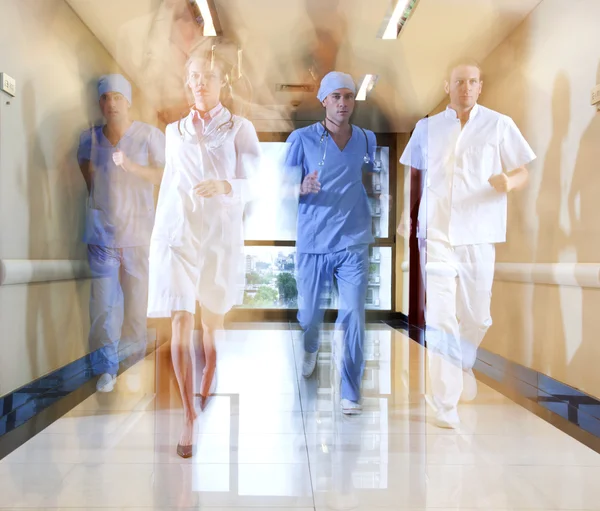 Equipe de médico e enfermeiro correndo — Fotografia de Stock
