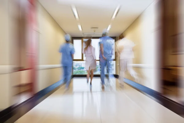 Cirujano y enfermera corriendo en el pasillo — Foto de Stock