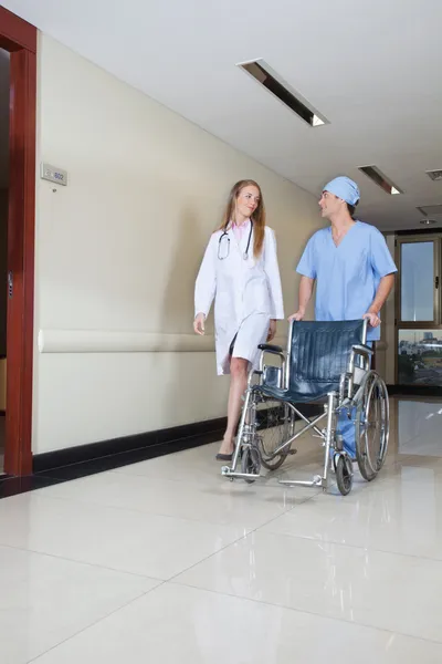 Médecin marchant avec infirmière masculine — Photo