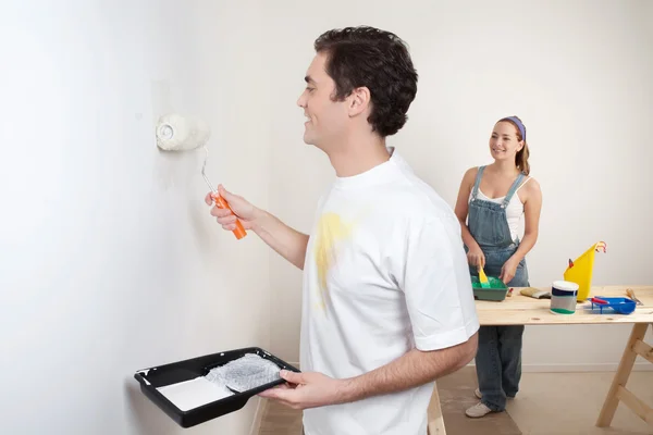 Glückliches junges Paar beim Malen — Stockfoto
