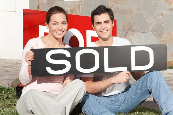Ehepaar kauft neues Zuhause — Stockfoto
