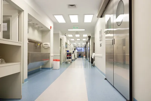 Pusty korytarz szpitalny — Zdjęcie stockowe
