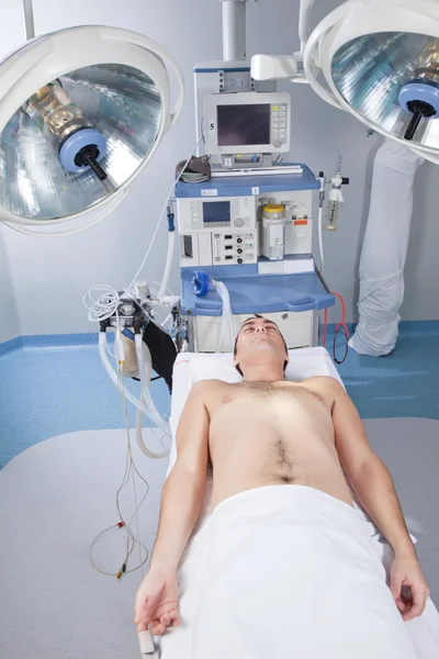 Пациент лежит в операционной — стоковое фото