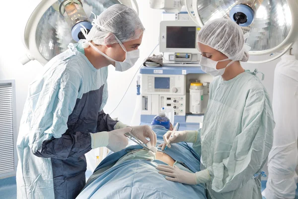 Хірурги виконання операції — стокове фото