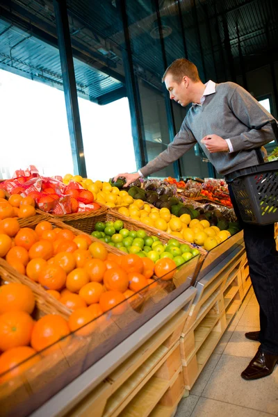 Obst und Gemüse kaufen — Stockfoto