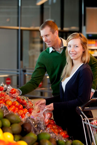 Porträt eines Ehepaares im Supermarkt — Stockfoto