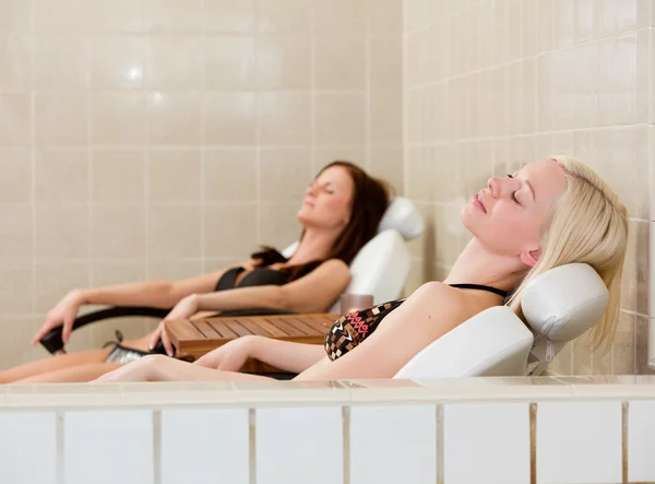 Dos mujeres relajándose en la piscina de spa —  Fotos de Stock