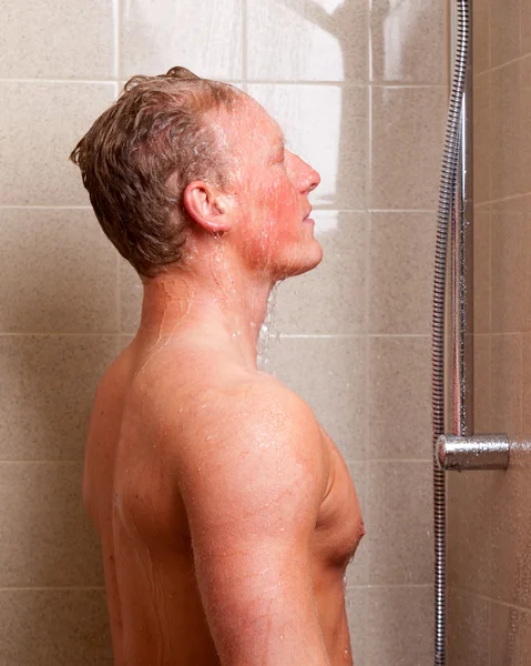 Людина в душ — стокове фото