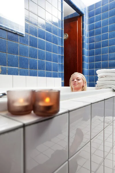 Vacker kvinna i badkar på luxury spa — Stockfoto