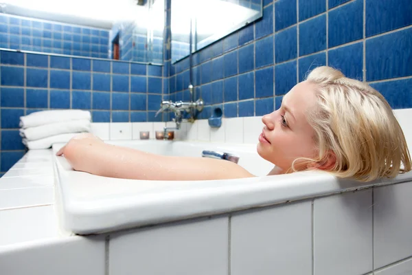 아름 다운 금발의 여자 목욕 — 스톡 사진