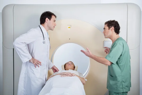 Escaneamento de CT da equipe médica — Fotografia de Stock