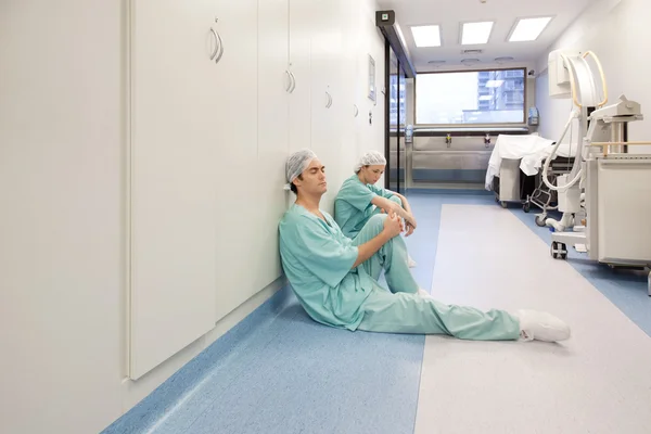 Dos doctores en el pasillo —  Fotos de Stock