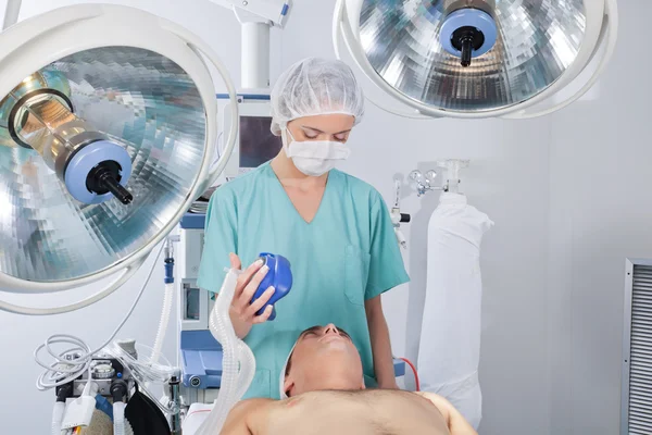 Doctor applying oxygen mask — Stockfoto
