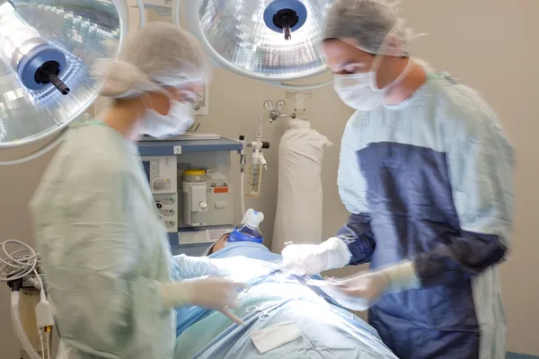 Läkare som utför en operation — Stockfoto