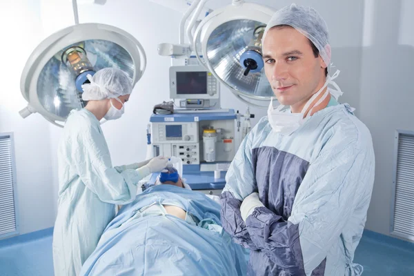 Cirurgião confiante na sala de cirurgia — Fotografia de Stock