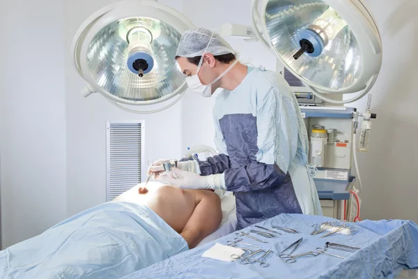 Médico executando operação — Fotografia de Stock