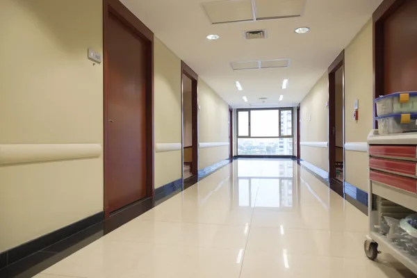 Пустой проход больницы — стоковое фото