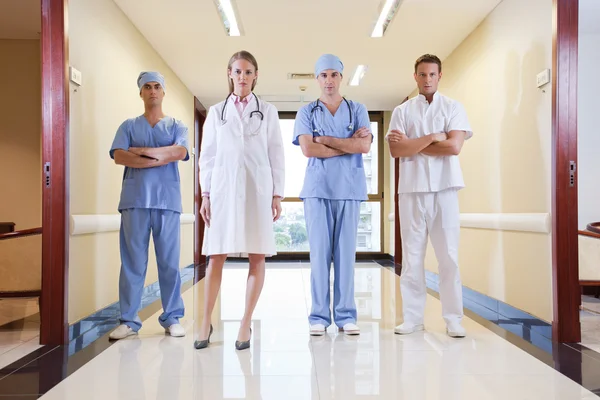 Команда врачей и медсестер стоя — стоковое фото