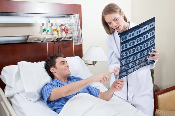 Doctor showing X-ray report — Stock Photo, Image