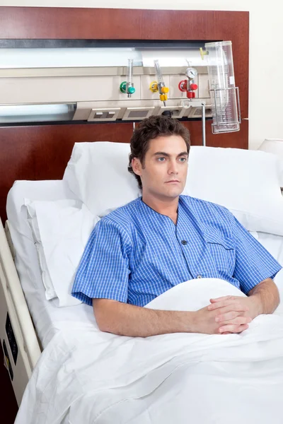 Patiënt zittend op bed — Stockfoto