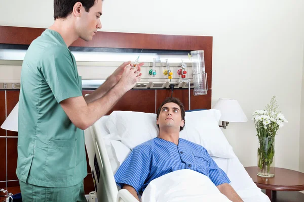 Doctor about to inject to patient — Stock Photo, Image
