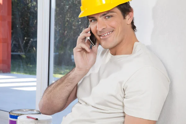 Trabajador de la construcción en teléfono celular — Foto de Stock