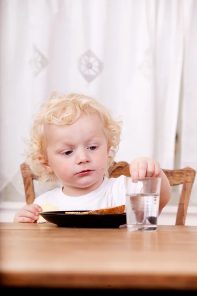 Kind zitten aan tafel — Stockfoto