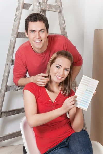 Lyckliga paret med färgguiden — Stockfoto