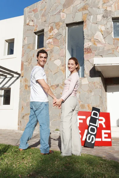 Mutlu bir çift ile yeni ev — Stok fotoğraf