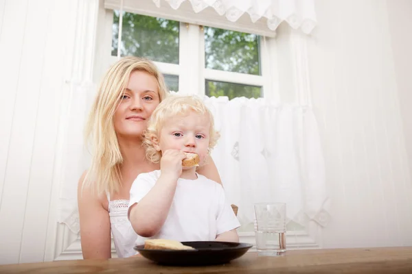 Madre e hijo comiendo comida —  Fotos de Stock
