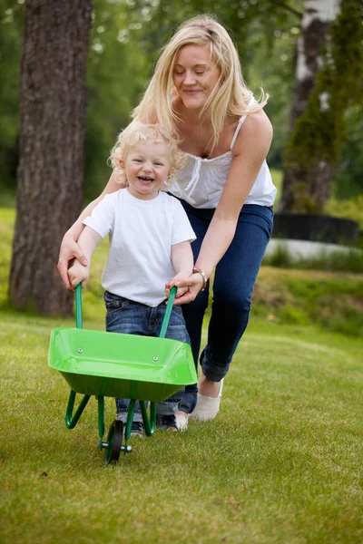 Mãe e criança brincando ao ar livre — Fotografia de Stock