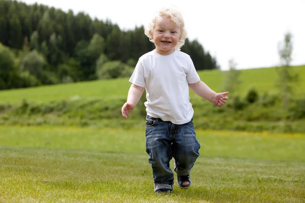 Симпатичный ребенок, играющий на улице — стоковое фото