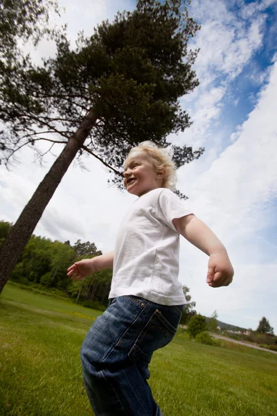 Rapaz a correr para fora — Fotografia de Stock
