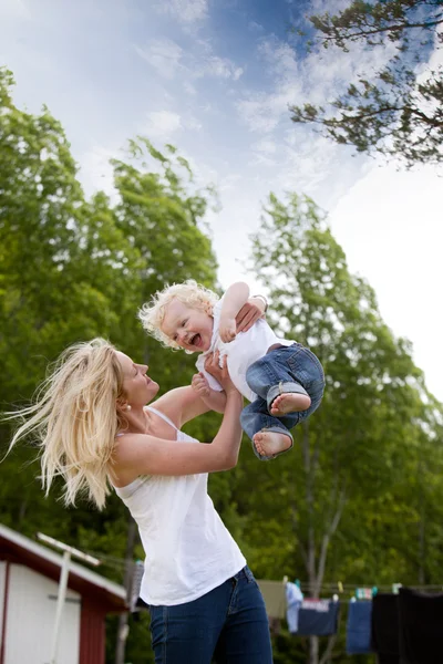 空気で投げの息子を母します。 — ストック写真