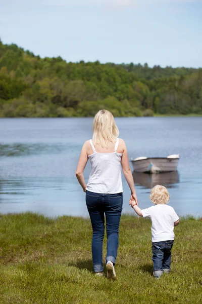 湖の近くの息子を持つ母 — ストック写真