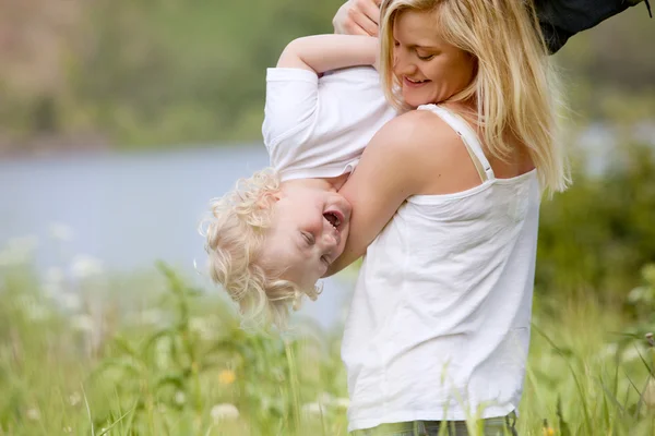 Mãe e filho brincando no prado — Fotografia de Stock