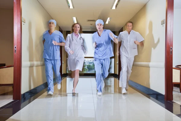 Equipe de cirurgião e enfermeiro correndo — Fotografia de Stock