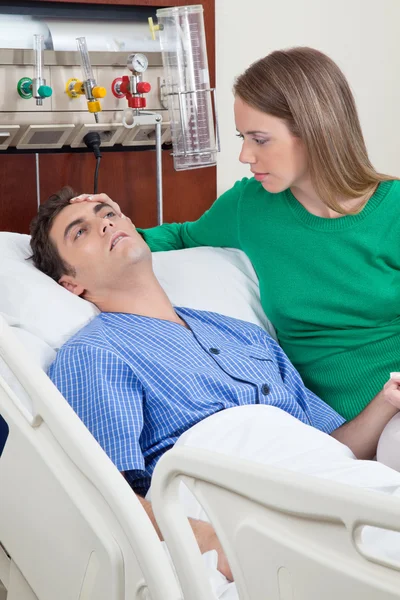 Nemocný pacient s manželkou — Stock fotografie