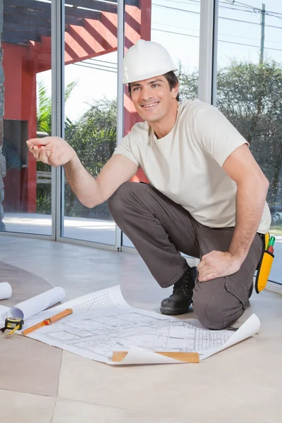 Construction worker with blueprint — Stock Photo, Image