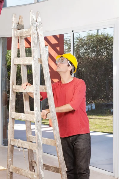 Ingeniero con escalera —  Fotos de Stock
