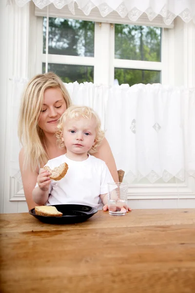 Anne ve oğlu yemek — Stok fotoğraf