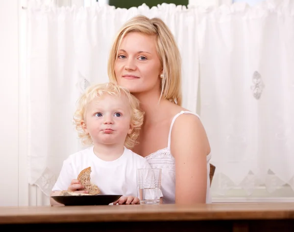 Mor och barn äta måltid — Stockfoto
