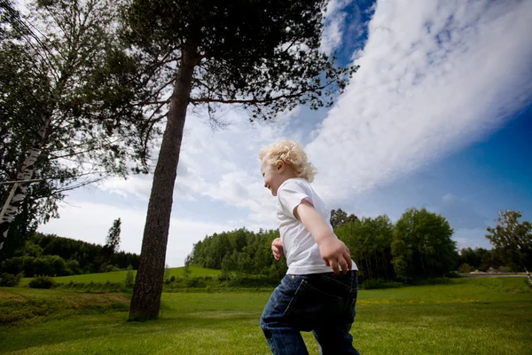 Παιδί που τρέχει σε εξωτερικούς χώρους — Φωτογραφία Αρχείου