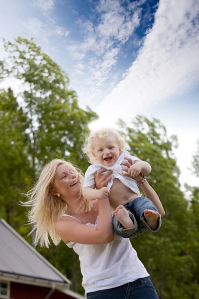 Bambino felice con madre — Foto Stock