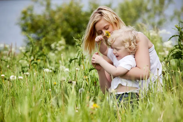 Madre e figlio in campo d'erba — Foto Stock