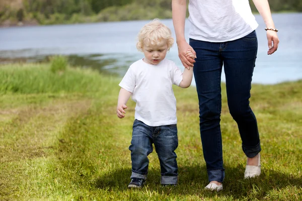 Madre e hijo caminando cerca del lago —  Fotos de Stock