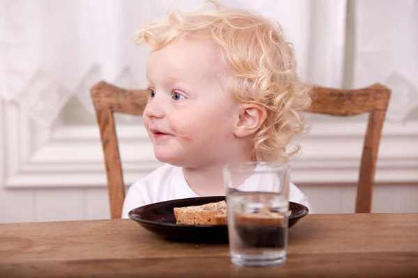 Ung pojke som äter lunch — Stockfoto